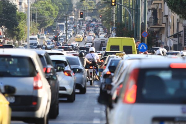 Κίνηση στους δρόμους: «Κόκκινος» ο Κηφισός – Καθυστερήσεις στην Αττική Οδό