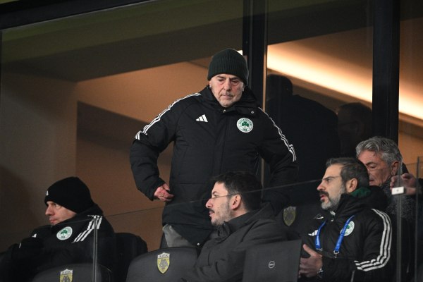 Στα… κάγκελα ο κόσμος του Παναθηναϊκού με Αλαφουζο, Μπενίτεθ και παίκτες: «Νύχτα ντροπής και ξεφτίλας, δρόμο όλοι…» (pics)