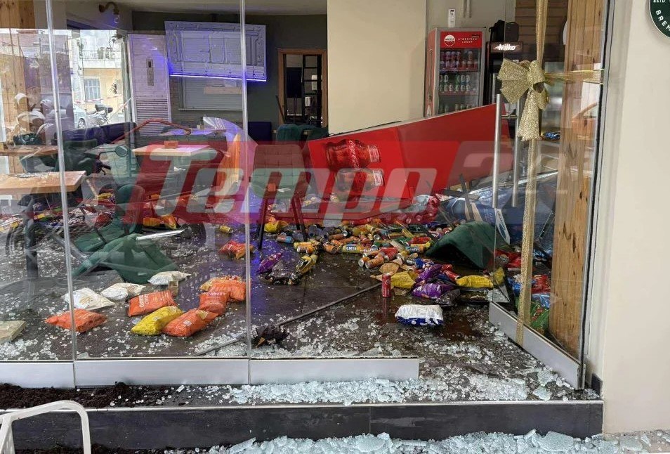 εικόνα που δείχνει τις εκτεταμένες ζημιές στην καφετέρια που διατηρεί στην Πάτρα ο ιδιοκτήτης του νυχτερινού κέντρου όπου σημειώθηκε ο μοιραίος καυγάς