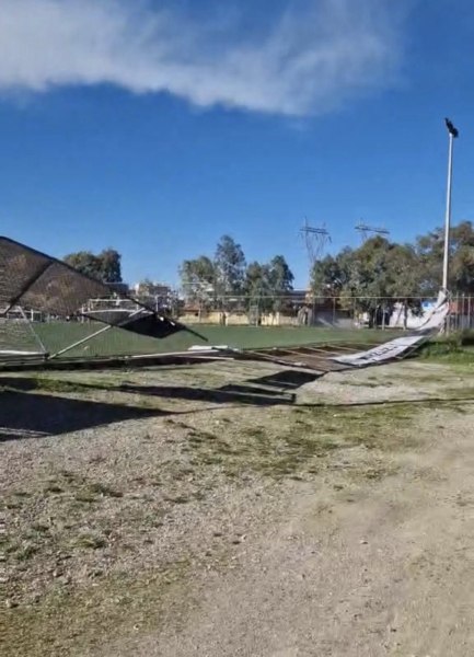 Πτώση τμήματος της περίφραξης στο γήπεδο ποδοσφαίρου του «Πάρκου Λαού» στη Χαλκίδα