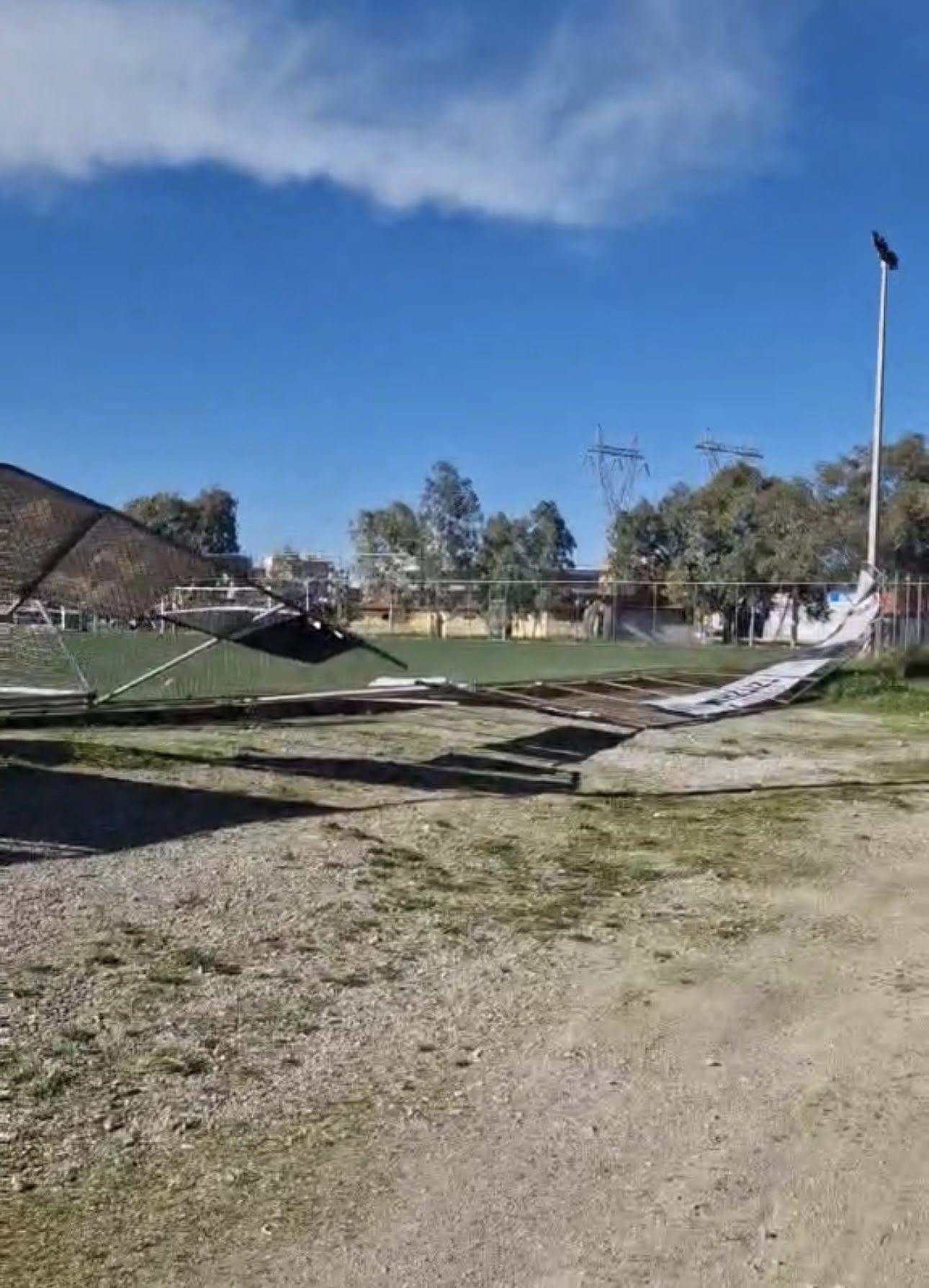 Πτώση τμήματος της περίφραξης στο γήπεδο ποδοσφαίρου του «Πάρκου Λαού» στη Χαλκίδα