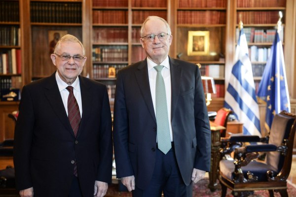 Συνάντηση Τασούλα με Παπαδήμο – Στο επίκεντρο οικονομικές και πολιτικές προκλήσεις