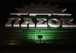 ΠΑΣΟΚ: Η «βάσανος» της διεύρυνσης, η «μεταγραφολογία» και οι εσωκομματικές γκρίνιες