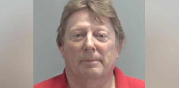 Ανάγκασε γυναίκα να κάνει σεξ με 1.000 άνδρες και την βιντεοσκοπούσε – Καταδικάστηκε σε ισόβια