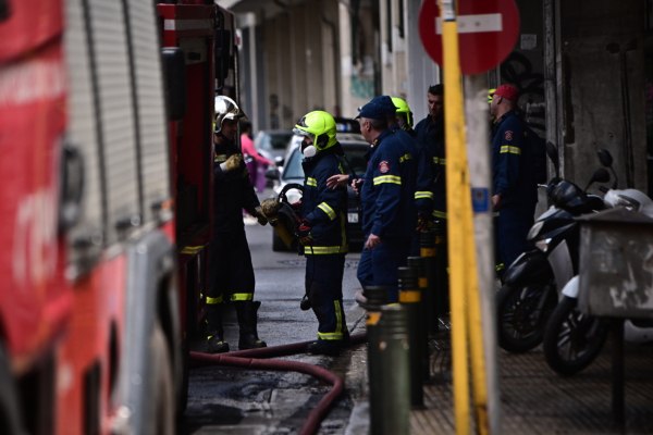 Περιστέρι: Χωρίς τις αισθήσεις της ηλικιωμένη μετά από φωτιά σε κουζίνα διαμερίσματος