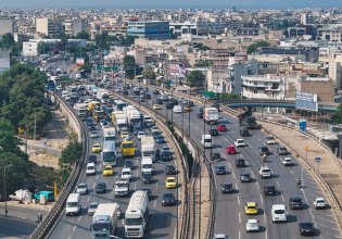 Τροχαίο ατύχημα στον Κηφισό: Σύγκρουση αυτοκινήτου με μηχανή – Κυκλοφοριακό κομφούζιο στο σημείο
