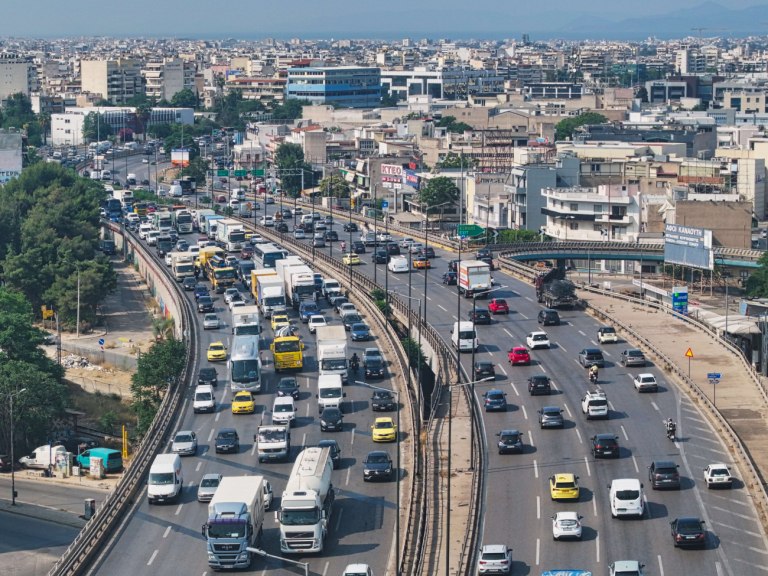 Τροχαίο ατύχημα στον Κηφισό: Σύγκρουση αυτοκινήτου με μηχανή – Κυκλοφοριακό κομφούζιο στο σημείο