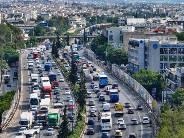 Σύσκεψη για το κυκλοφοριακό: Προτάσεις για μείωση φορτηγών στον Κηφισό, έξυπνα φανάρια, νέους οδικούς άξονες
