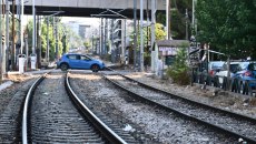 Κεραμεικός: «Πάρκαρε» πάνω στις γραμμές του τρένου και έφυγε – Καθυστερήσεις στα δρομολόγια του Προαστιακού