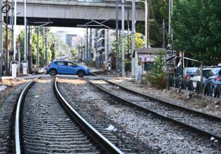 Κεραμεικός: «Πάρκαρε» πάνω στις γραμμές του τρένου και έφυγε – Καθυστερήσεις στα δρομολόγια του Προαστιακού