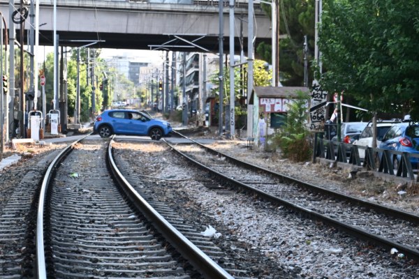 Κεραμεικός: «Πάρκαρε» πάνω στις γραμμές του τρένου και έφυγε – Καθυστερήσεις στα δρομολόγια του Προαστιακού
