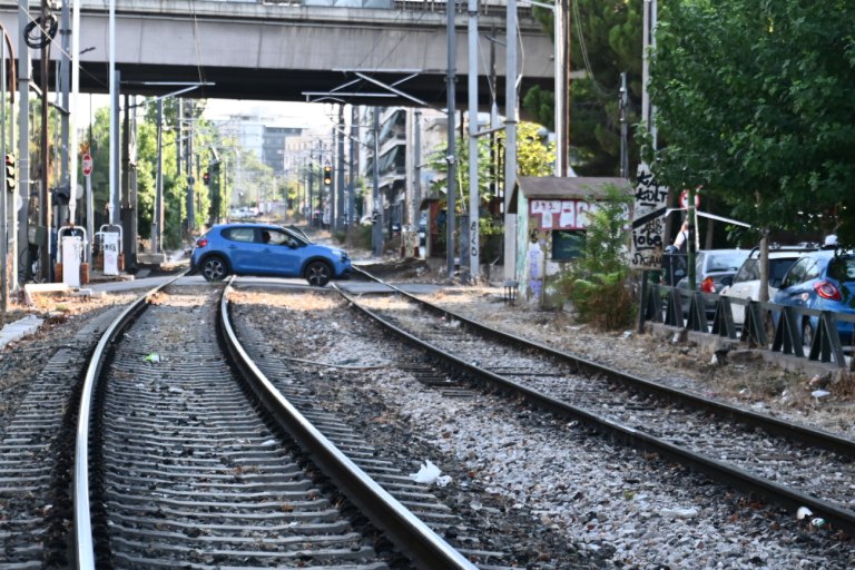 Κεραμεικός: «Πάρκαρε» πάνω στις γραμμές του τρένου και έφυγε - Καθυστερήσεις στα δρομολόγια του Προαστιακού