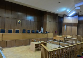 Δική για τις υποκλοπές: Δεν εμφανίστηκαν Κομνόπουλος και Στριγγάρη – Πώς συνεχίστηκε η διαδικασία