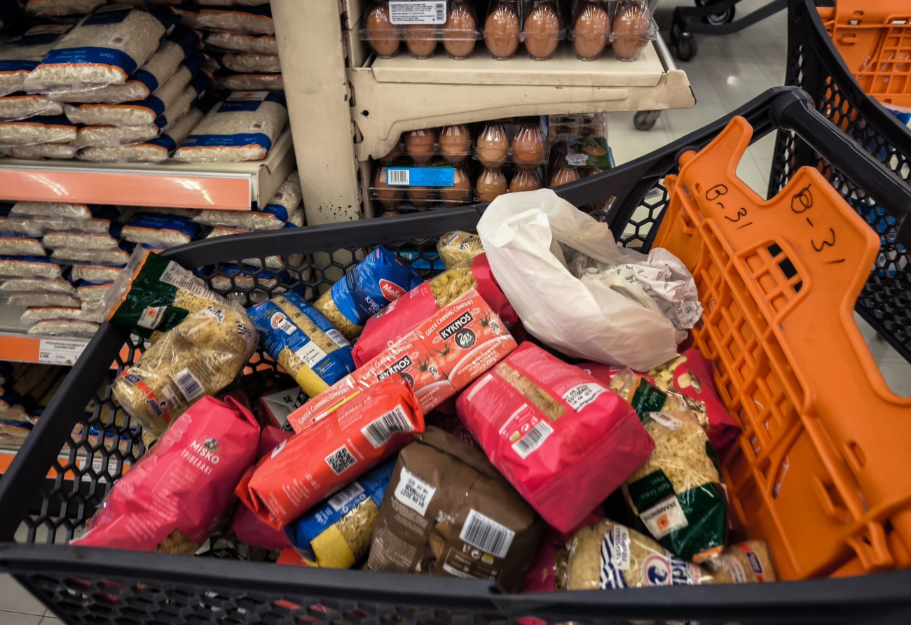 Σούπερ μάρκετ: Ποιοι κερδίζουν, πού ανεβαίνουν οι τιμές και γιατί τα σνακ «οδηγούν» τον τζίρο