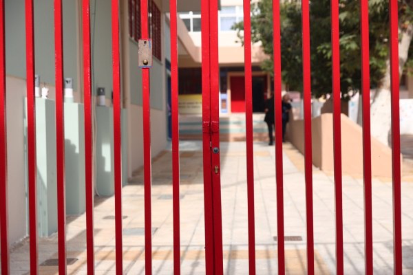 Σχολεία: Πού θα παραμείνουν κλειστά και πού θα λειτουργήσουν μια ώρα αργότερα