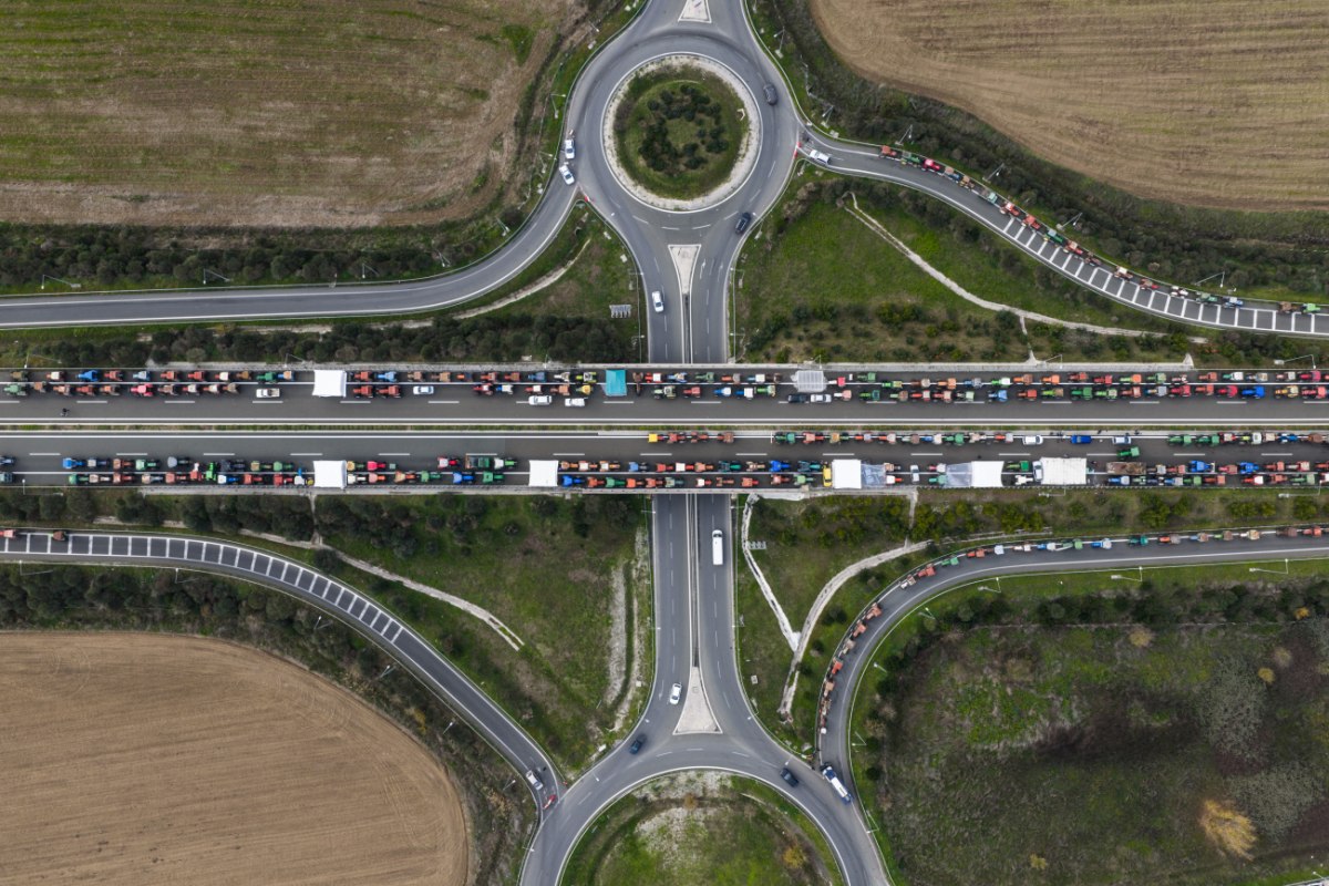 Ανυποχώρητοι οι αγρότες ετοιμάζονται για τον 48ωρο αποκλεισμό – Νέο αφήγημα και σχέδια για πρόστιμα από το Μαξίμου