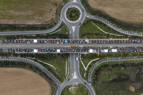 Ανυποχώρητοι οι αγρότες ετοιμάζονται για τον 48ωρο αποκλεισμό – Νέο αφήγημα και σχέδια για πρόστιμα από το Μαξίμου