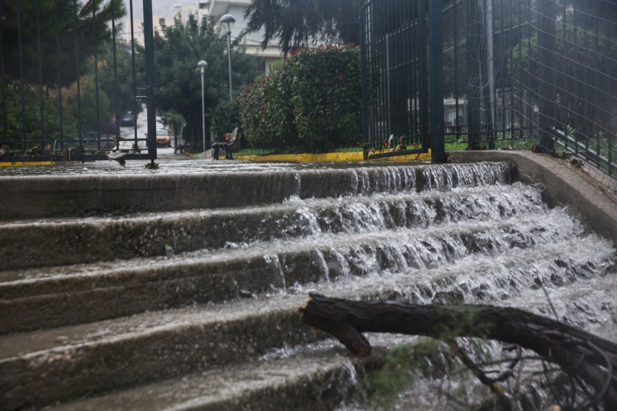 Πού θα χτυπήσει με σφοδρότητα η κακοκαιρία, οι κόκκινες περιοχές – Κίνδυνος για πλημμύρες, μπαράζ 112, κλειστά σχολεία