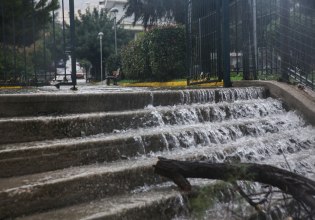 Πού θα χτυπήσει με σφοδρότητα η κακοκαιρία, οι κόκκινες περιοχές – Κίνδυνος για πλημμύρες, μπαράζ 112, κλειστά σχολεία