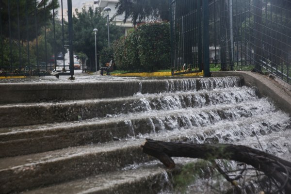 Πού θα χτυπήσει με σφοδρότητα η κακοκαιρία, οι κόκκινες περιοχές – Κίνδυνος για πλημμύρες, μπαράζ 112, κλειστά σχολεία