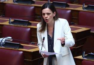 Αχτσιόγλου: Συσπείρωση δυνάμεων για να μην δοθεί τρίτη θητεία στην κυβέρνηση Μητσοτάκη