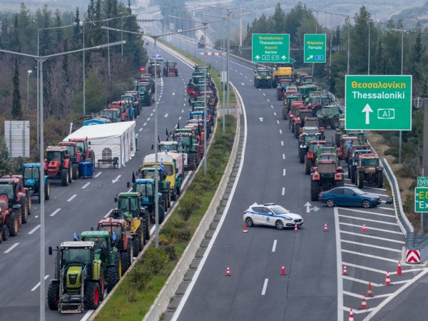«Είμαστε χιλιάδες, δεν εκφοβιζόμαστε»: Οι αγρότες απαντούν αγωνιστικά στο τελεσίγραφο και τις απειλές της κυβέρνησης