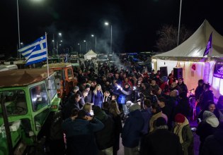 Αγωνιστικό «ρεβεγιόν» στα μπλόκα για τους αγρότες, ανυποχώρητοι απέναντι στην κυβέρνηση