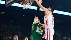 Ο Κώστας Παπανικολάου καρφώνει εντυπωσιακά μπροστά στον Όσμαν (vid)