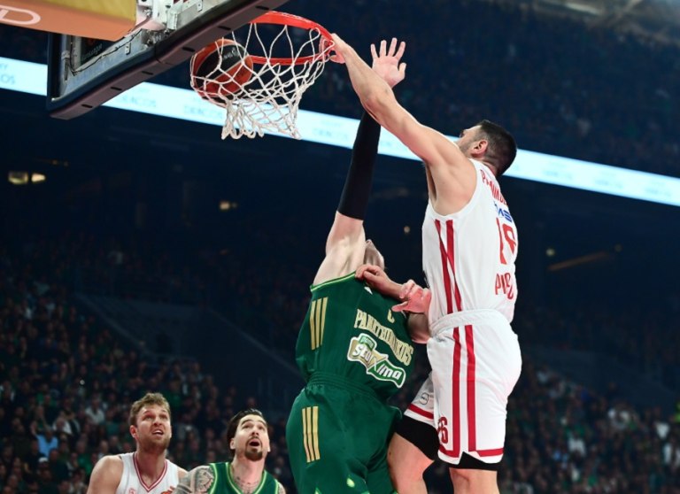 Ο Κώστας Παπανικολάου καρφώνει εντυπωσιακά μπροστά στον Όσμαν (vid)