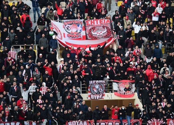 Ολυμπιακός – ΟΦΗ: Δυναμική παρουσία από τους 7.000 οπαδούς των Πειραιωτών στο Παγκρήτιο  (vid+pics)