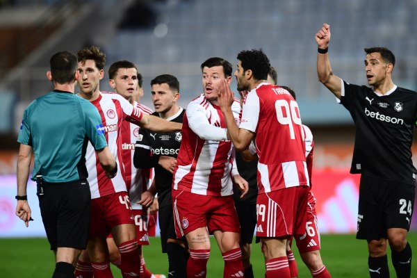 Ο Τσακαλίδης ακύρωσε γκολ του Ολυμπιακού – Έντονες διαμαρτυρίες από τους «ερυθρόλευκους» (vid)