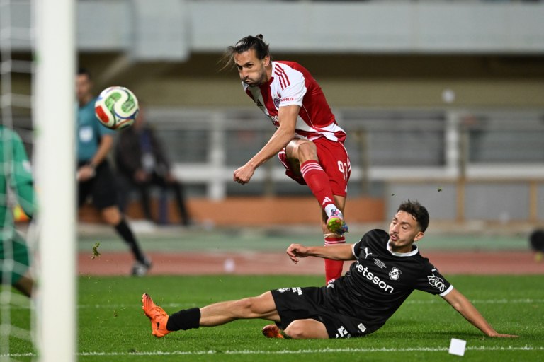 Βρήκε δίχτυα και ο Γιαζίτσι – Ο Τούρκος εξτρέμ έκανε το 3-0 για τον Ολυμπιακό (vid)