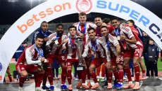 Ολυμπιακός: Οι πανηγυρισμοί, η αποθέωση του κόσμου για το Betsson Super Cup και το… πάρτι στα αποδυτήρια (vid)