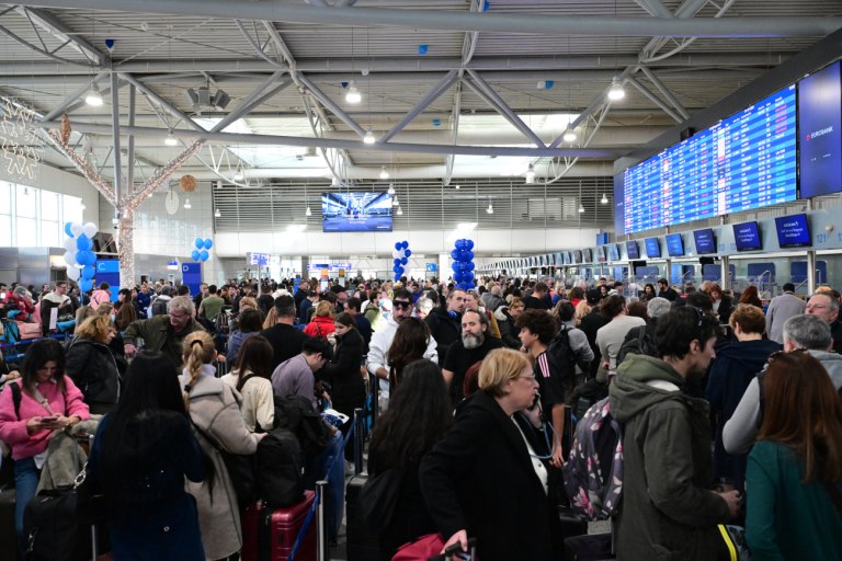 Σταδιακή αποκατάσταση του black out στο FIR Αθηνών που προκάλεσε χάος στα ελληνικά αεροδρόμια – Ταλαιπωρία για χιλιάδες επιβάτες