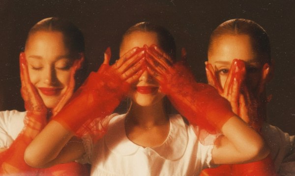 Έξι δάχτυλα στην Αριάνα Γκράντε, τρία χέρια στην Όπρα – Εξωφρενικά αστεία photoshop fail, μια ανθολογία