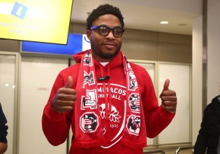 Ολυμπιακός: Έφτασε στην Ελλάδα ο Ταϊρίκ Τζόουνς: «Ενθουσιασμένος που θα δουλέψω με τον Μπαρτζώκα»