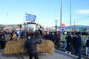 Αγρότες: Κλειστή η Αθηνών – Λαμίας στο Κάστρο, στο δρόμο για τα Τέμπη οι Λαρισαίοι – Νέες απειλές από το Μαξίμου