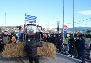 Αγρότες: Κλειστή η Αθηνών – Λαμίας στο Κάστρο, στο δρόμο για τα Τέμπη οι Λαρισαίοι – Νέες απειλές από το Μαξίμου