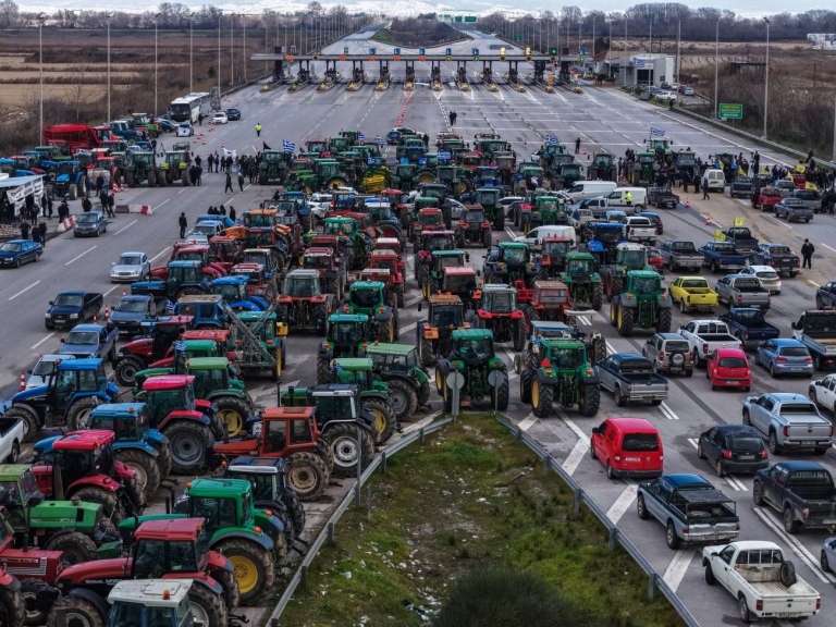 Ακλόνητοι στα μπλόκα οι αγρότες ετοιμάζονται για τη συνάντηση με Μητσοτάκη – «Κόκκινη γραμμή η επιβίωσή μας»