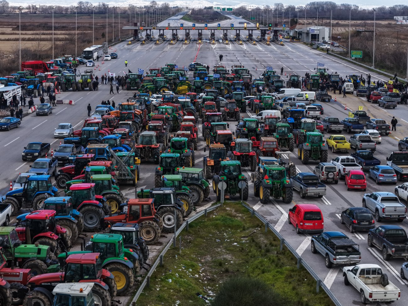 Ακλόνητοι στα μπλόκα οι αγρότες ετοιμάζονται για τη συνάντηση με Μητσοτάκη – «Κόκκινη γραμμή η επιβίωσή μας»