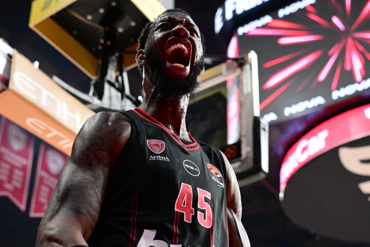 Χολ για τη μεταγραφή του Τζόουνς: «Η ενέργεια του θα μας βοηθήσει να γίνουμε ακόμα πιο σκληροί» (vid)