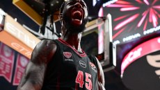 Χολ για τη μεταγραφή του Τζόουνς: «Η ενέργεια του θα μας βοηθήσει να γίνουμε ακόμα πιο σκληροί» (vid)