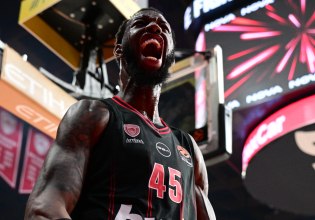 Χολ για τη μεταγραφή του Τζόουνς: «Η ενέργεια του θα μας βοηθήσει να γίνουμε ακόμα πιο σκληροί» (vid)