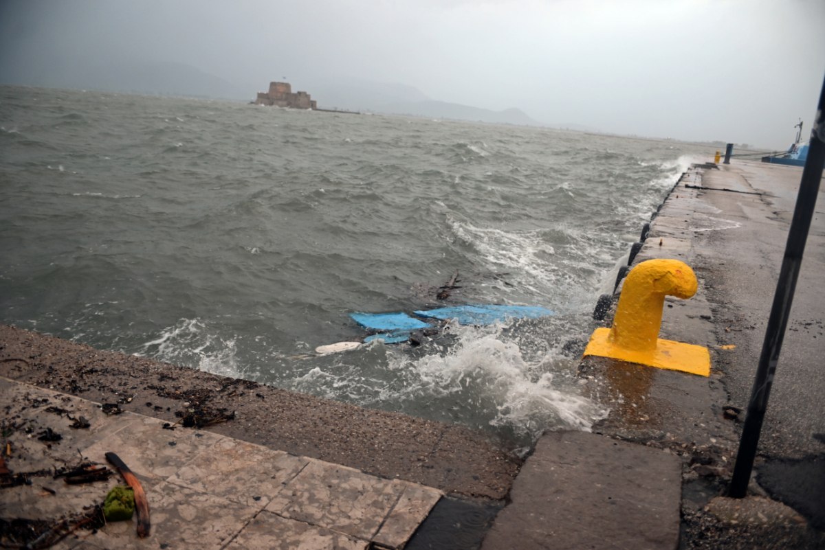 Απαγορευτικό απόπλου από τον Πειραιά – Ακυρώσεις δρομολογίων