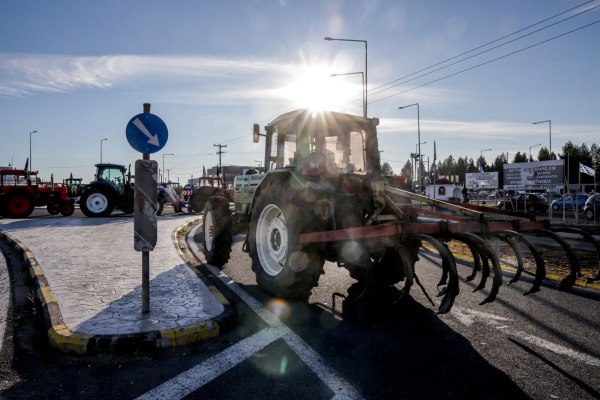 Προς κλιμάκωση οι αγρότες – Σκληρό μπρα ντε φερ με την κυβέρνηση που μοιράζει «τυράκια» και εξαπολύει απειλές