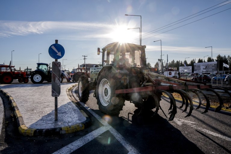 Προς κλιμάκωση οι αγρότες – Σκληρό μπρα ντε φερ με την κυβέρνηση που μοιράζει «τυράκια» και εξαπολύει απειλές