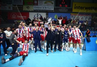 Σούπερ Καπ: Η απονομή του τροπαίου στον Ολυμπιακό (vid)