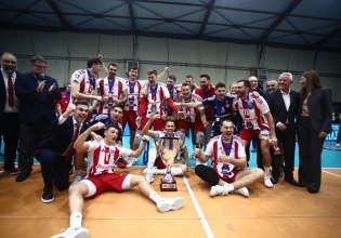 Σούπερ Καπ: Η απονομή του τροπαίου στον Ολυμπιακό (vid)