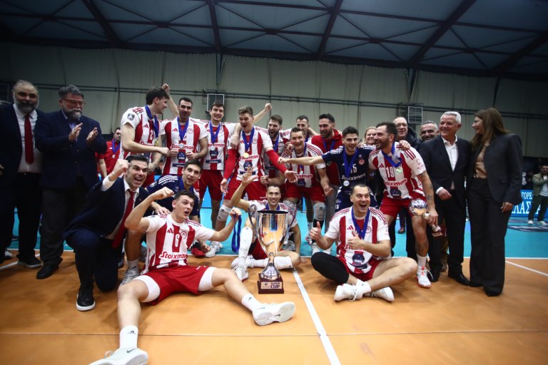 Σούπερ Καπ: Η απονομή του τροπαίου στον Ολυμπιακό (vid)