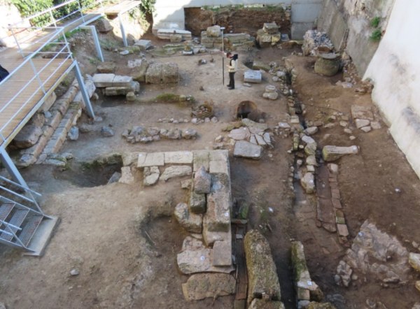 Αποκαλύφθηκαν αρχαιότητες στην αυλή της «Οικίας Κοκοβίκου» στην Πλάκα